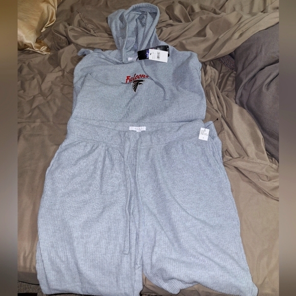 A Wear by Erin Andrews Atlanta Falcons set of thermal hooded pajamas. NWT - Picture 1 of 16